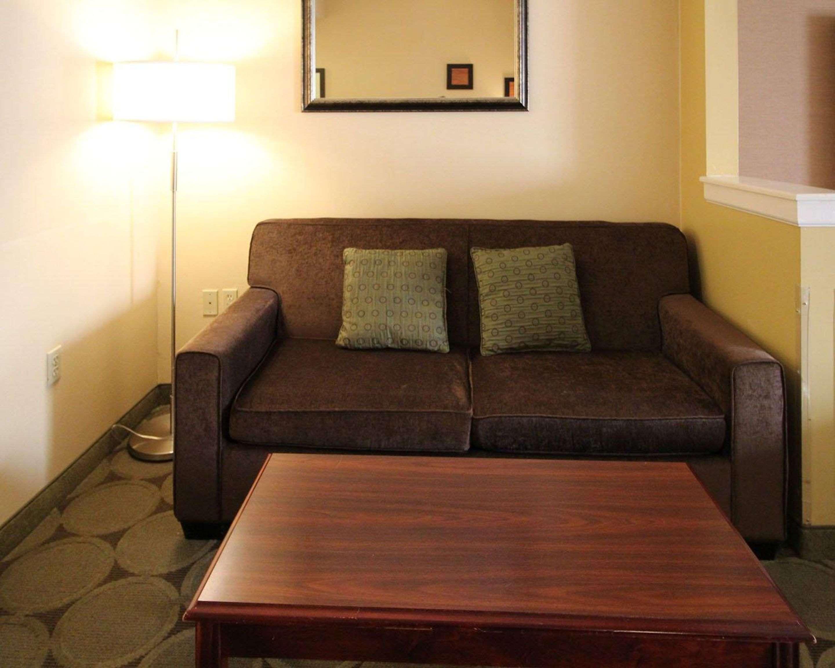 Comfort Suites Near University North Brunswick Eksteriør billede